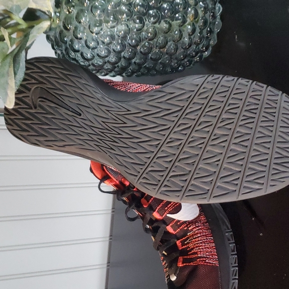 Nike - Picture 2 of 4